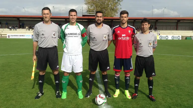 Trio arbitral y capitanes en Tajonar.