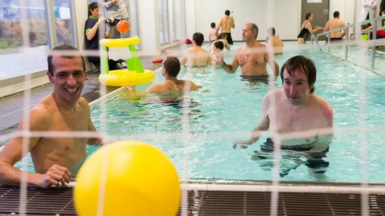 Patxi Puñal en primer plano dentro de la piscina.