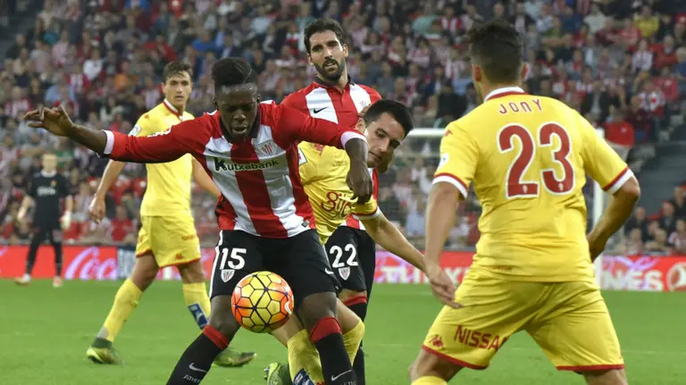 Williams y Raúl García en acción ante el Sporting. EFE.