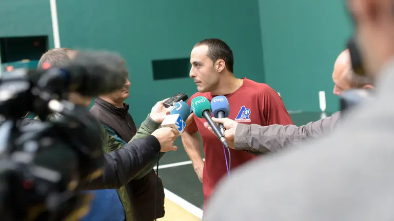 Irujo ante los periodistas.