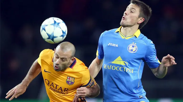 Javier Mascherano defiende un balón de cabeza.