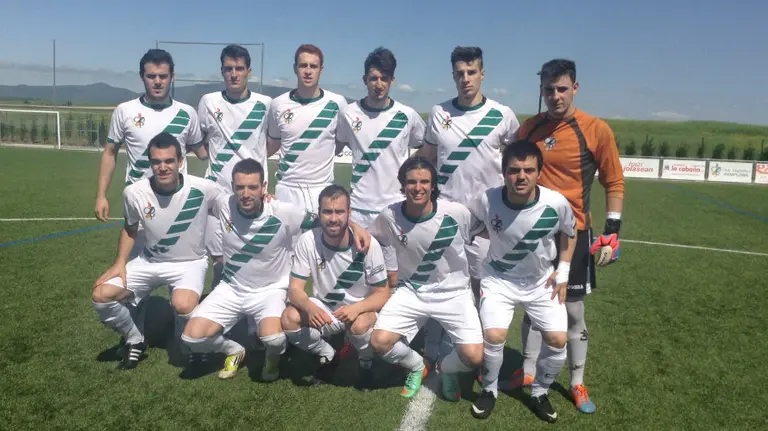 Equipo titular del CD Pamplona en su campo.