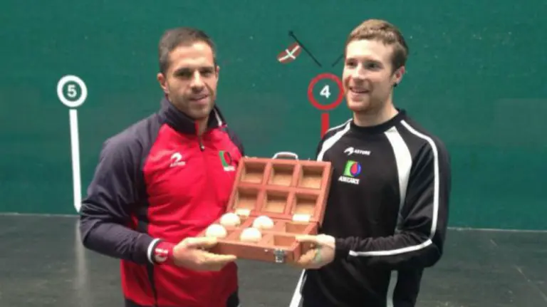 Olaizola II y Artola sujetan el cesta&ntilde;o. Foto Asegarce.