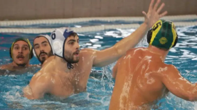 Jugada de ataque del Waterpolo Navarra.