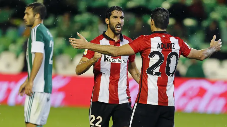El navarro Ra&uacute;l Garc&iacute;a celebra su gol en Sevilla. Efe.