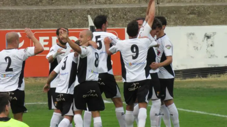 Alegr&iacute;a de los jugadores del Tudelano por un gol.
