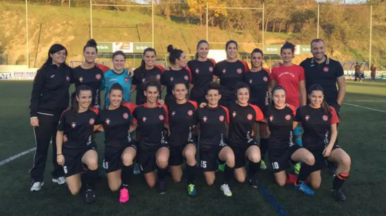 Jugadoras del Mullier FCN en el campo del E&iacute;bar.