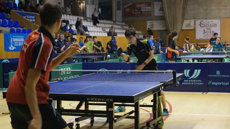 Vidaurre (Oberena), en el centro de la im&aacute;gen, hizo un gran papel en Salou.