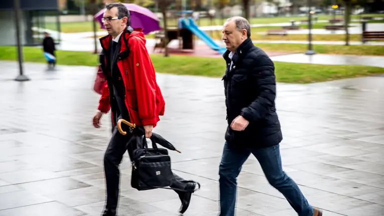 Pedro Zudaire con su abogado a la entrada de la Audiencia. Caso Osasuna. I&Ntilde;IGO ALZUGARAY-1