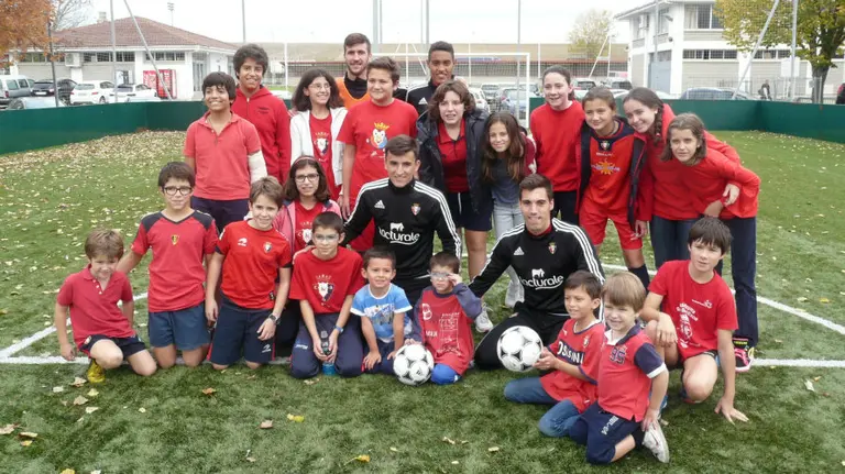 Andi Junior con los jugadores de Osasuna en Tajonar.