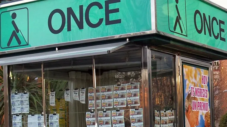 Un kiosco de venta de cupones de la ONCE