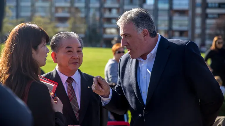 Asir&oacute;n junto a la delegaci&oacute;n que acudi&oacute; aPamplona en la celebraci&oacute;n del 35 aniversario del hermanamiento entre Pamplona y Yamaguchi. I&Ntilde;IGO ALZUGARAY.