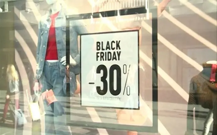 Un cartel anuncia el Black Friday. EP