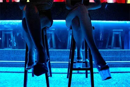 Dos mujeres en la barra de un club de alterne ejerciendo la prostituci&oacute;n. ARCHIVO