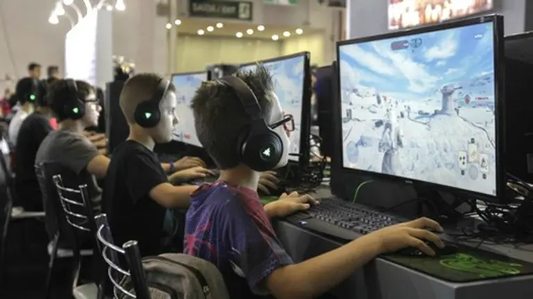 Niños jugando a videojuegos. EFE.