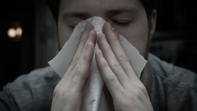 Un hombre resfriado. ARCHIVO