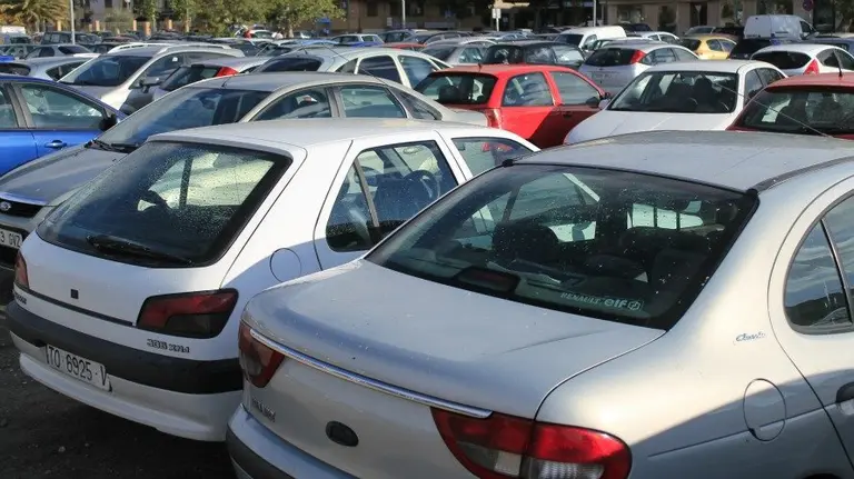 Veh&iacute;culos aparcados en una zona habilitada para su uso. EP.