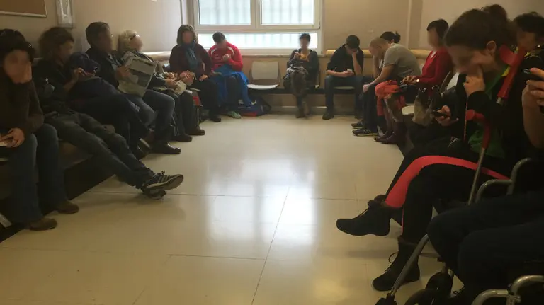 Este es el aspecto de la sala de espera de urgencias del centro Doctor San Mart&iacute;n el fin de semana.