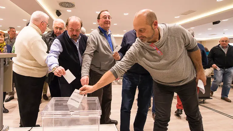 Socios compromisarios votan en la asamblea de Osasuna. PABLO LASAOSA