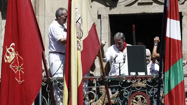 Joseba Asir&oacute;n, en la imagen, coloc&oacute; la ikurri&ntilde;a en Pamplona en plenos Sanfermines