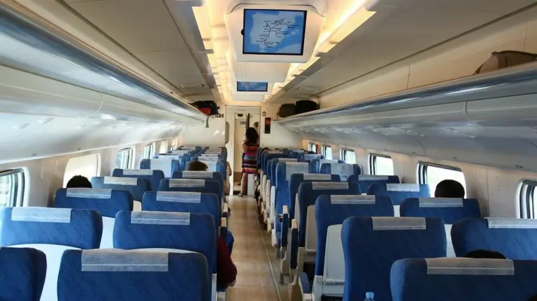 El interior de un vag&oacute;n de tren de Renfe.
