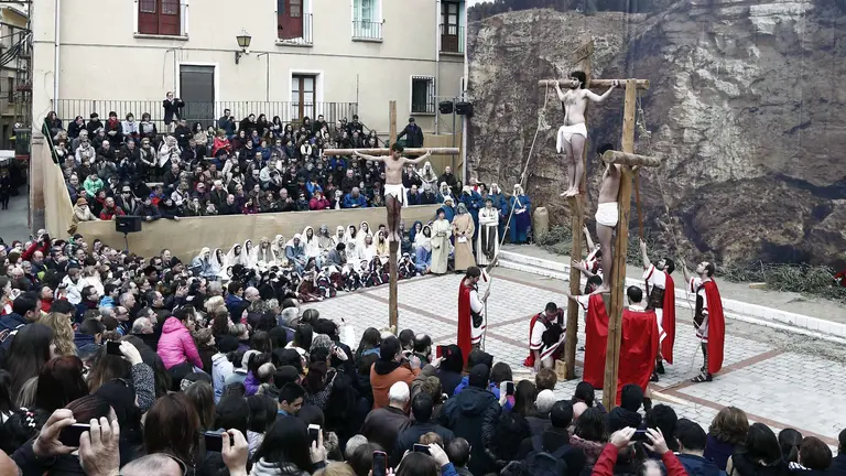 GRA153 ANDOSILLA (NAVARRA), 25/03/2016.- La localidad navarra de Andosilla ha sido un a&ntilde;o m&aacute;s el escenario de la representaci&oacute;n de la "Pasi&oacute;n Viviente", una cita que atrae a numerosos visitantes para asistir a la escenificaci&oacute;n de las &uacute;ltimas horas de la vida de Jesucristo, de la que se encargan m&aacute;s de un centenar de vecinos del pueblo. EFE/Jes&uacute;s Diges