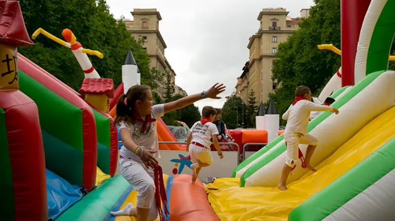 Espacio Menudas Fiestas en la plaza de la Libertad, durante San Ferm&iacute;n 2025.