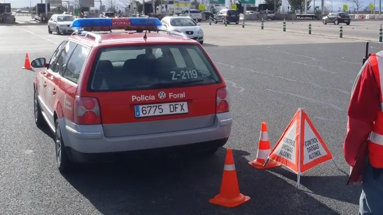 Un veh&iacute;culo de la Polic&iacute;a Foral en un control de alcoholemia en Navarra.