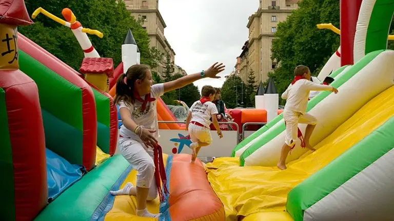 Hinchables infantiles en sanfermines en Pamplona. Plaza de la Libertad, los caídos, San Fermín, niños. JESÚS GARZARÓN 2