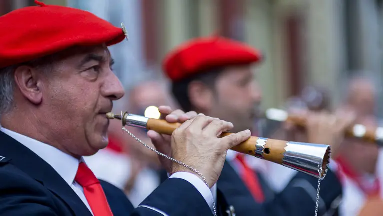 Los danzaris bailan la Jota Vieja del t&iacute;pico baile de La Era tras el cohete de fiestas de Estella acompa&ntilde;ados de gaiteros, txistularis, rondallas, fanfarres y banda de m&uacute;sica (3)