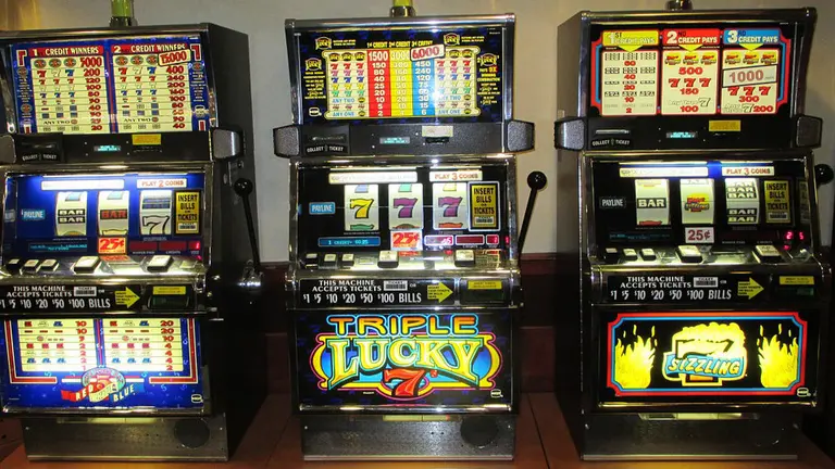 Imagen de archivo de varias m&aacute;quinas tragaperras