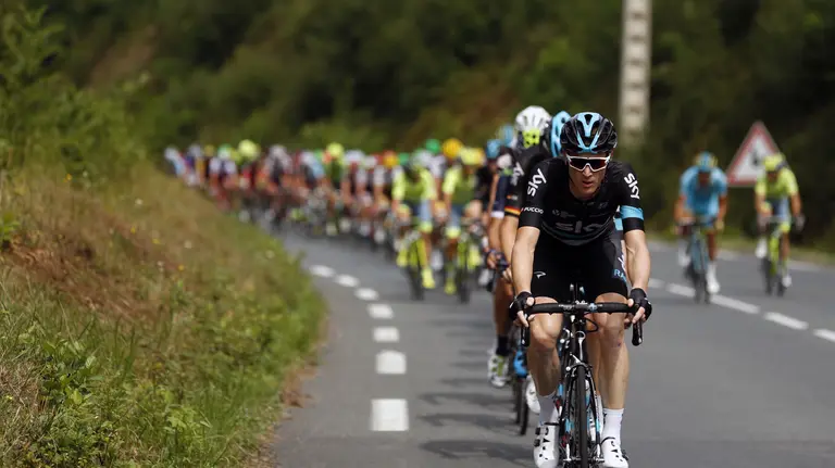 GRA232. URDAX DANTXARINEA (NAVARRA), 03/09/2016.- El pelot&oacute;n durante la decimocuarta etapa de la Vuelta Ciclista a Espa&ntilde;a 2016, con salida en la localidad navarra de Urdax-Dantxarinea y meta en la francesa de Aubisque-Gourette, con un recorrido de 196,1 kil&oacute;metros. EFE/Javier Liz&oacute;n