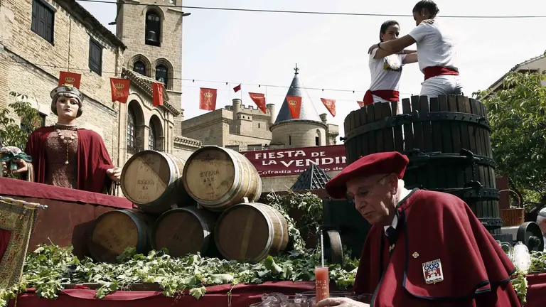 El en&oacute;logo Javier Ochoa analiza el mosto con el que ha dado el pistoletazo de salida a la &eacute;poca de la vendimia, la que culmina todo un a&ntilde;o del proceso del cultivo de la uva, que ahora deber&aacute; ser tratada en las bodegas para su conversi&oacute;n en vino del a&ntilde;o, crianza o reserva, entre otras posibilidades. La localidad navarra de Olite acoge hoy la XXVI Fiesta de la Vendimia, marcada por un descenso de la producci&oacute;n y la ausencia de precipitaciones durante el verano, que hace que el estado sanitario de la uva sea "excepcional". EFE/Jes&uacute;s Diges