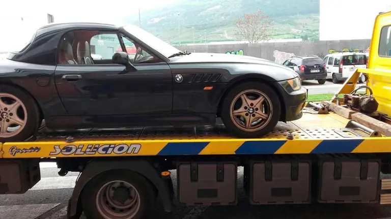 Veh&iacute;culo trasportado por una gr&uacute;a en Pamplona.