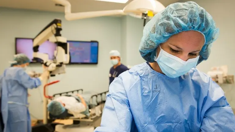 Una doctora se prepara en un quir&oacute;fano para empezar una operaci&oacute;n. ARCHIVO.