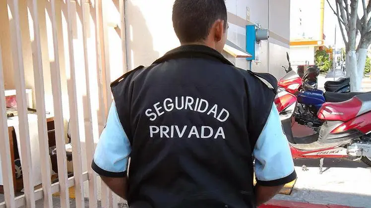 Vigilante de seguridad privada durante un turno de trabajo. ARCHIVO