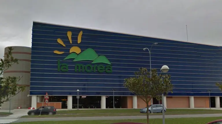 Imagen de la fachada exterior del centro comercial La Morea, en Cordovilla.
