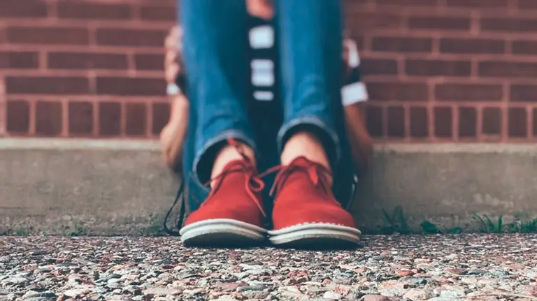Un adolescente sentado en el suelo en una imagen de recurso. ARCHIVO