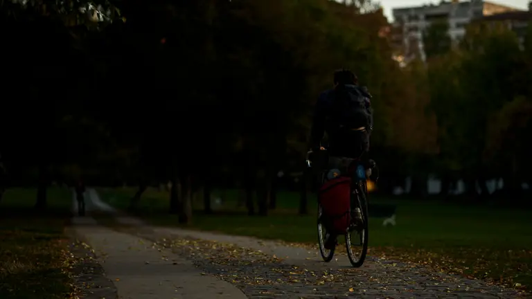 Un hombre pasea con su bicicleta por la Vuelta del Castillo de Pamplona. PABLO LASAOSA