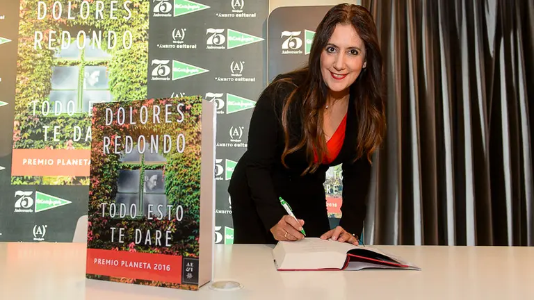 La escritora Dolores Redondo presenta en Pamplona su última obra, _Todo esto te daré_, Premio Planeta 2016. PABLO LASAOSA 01