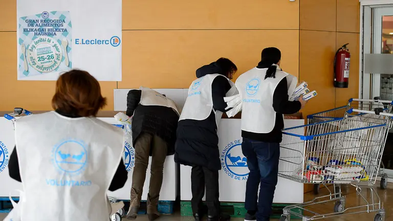 Gran recogida de alimentos en E. Leclerc. PABLO LASAOSA08