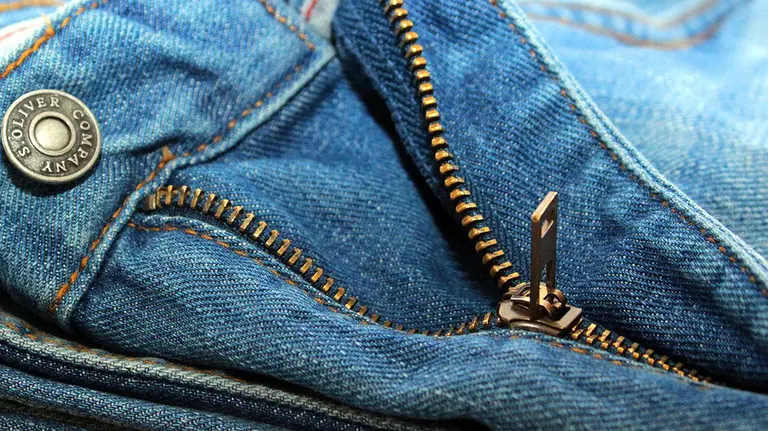 Agresi&oacute;n sexual. El jefe le baj&oacute; los pantalones a su empleada y le hizo tocamientos sin su consentimiento.