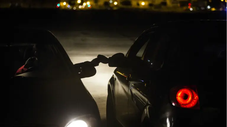 Trapichean con droga de coche a coche. EE