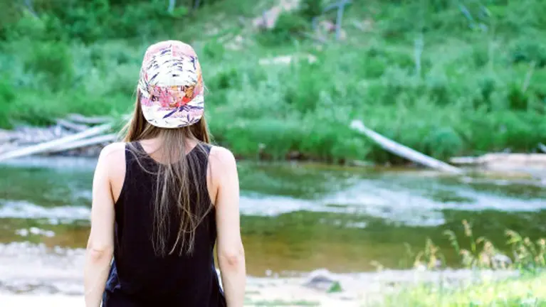 Adolescente de espaldas mirando al rio. ARCHIVO