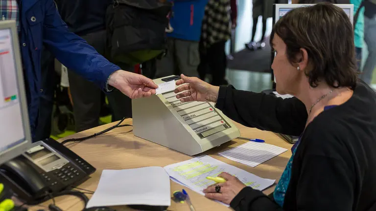 El consejero Mikel Aranburu visita la oficina de Hacienda en el primer día de campaña que se puede presentar la declaración de la renta de 2016 de forma presencial (13). IÑIGO ALZUGARAY