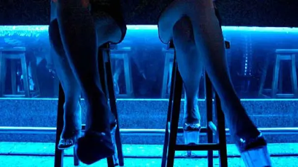 Dos mujeres en la barra de un club de alterne EFE