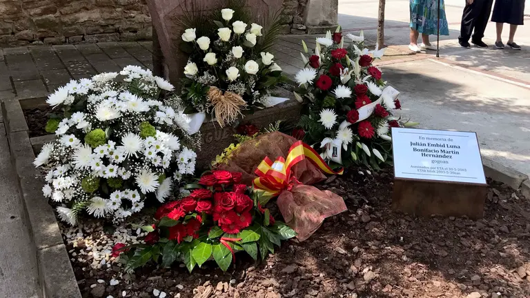 Homenaje en Sang&uuml;esa a Bonifacio Mart&iacute;n y Juli&aacute;n Embid, agentes de la Polic&iacute;a Nacional asesinados por ETA en 2003. ARCHIVO