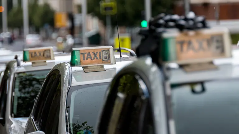 La Asociación Independiente de Taxistas Autopatronos de Navarra se adhiere a la convocatoria de huelga a nivel nacional contra las licencias VTC (29). IÑIGO ALZUGARAY