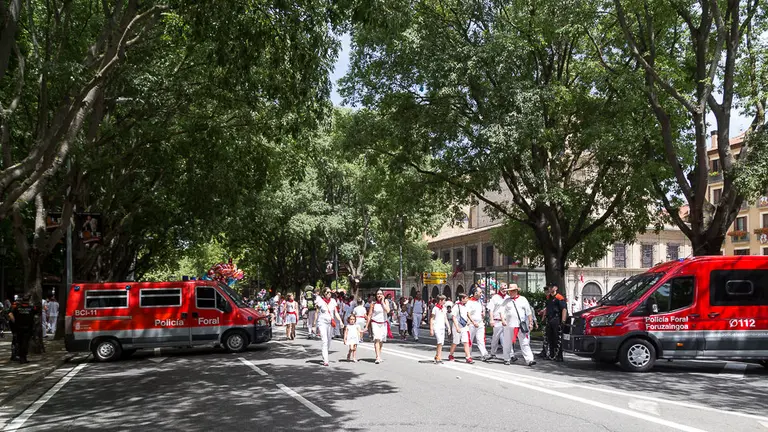 Miembros de Policía Foral vigilan las inmediaciones de la Procesión de San Fermín (01). IÑIGO ALZUGARAY