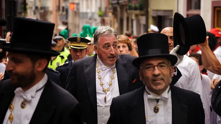 La procesión de San Fermin llega a la catedral por la calle Curia. MIGUEL OSÉS_13